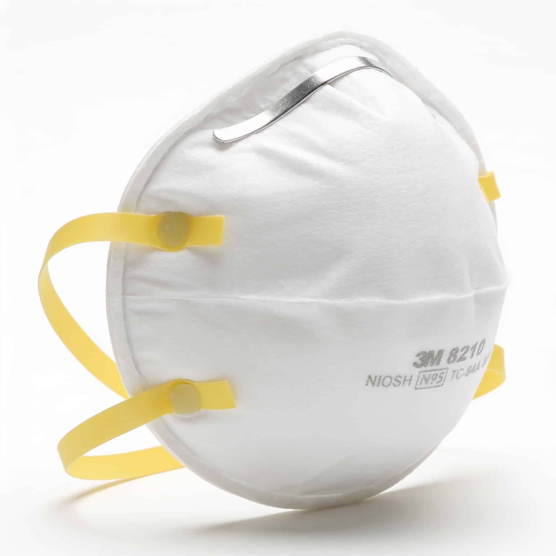 Khẩu trang 3M 8210 N95 góc nghiêng cho thấy dạng cup và kẹp mũi