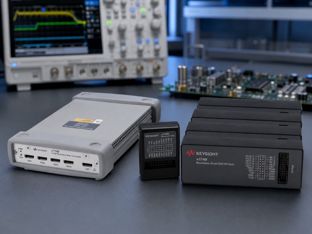 Bộ kit Keysight x1149 boundary scan (bộ điều khiển 4-TAP N1125A, diagnostic clip, cổng TAP/IO) trên bàn lab cạnh máy hiện sóng - Techmaster