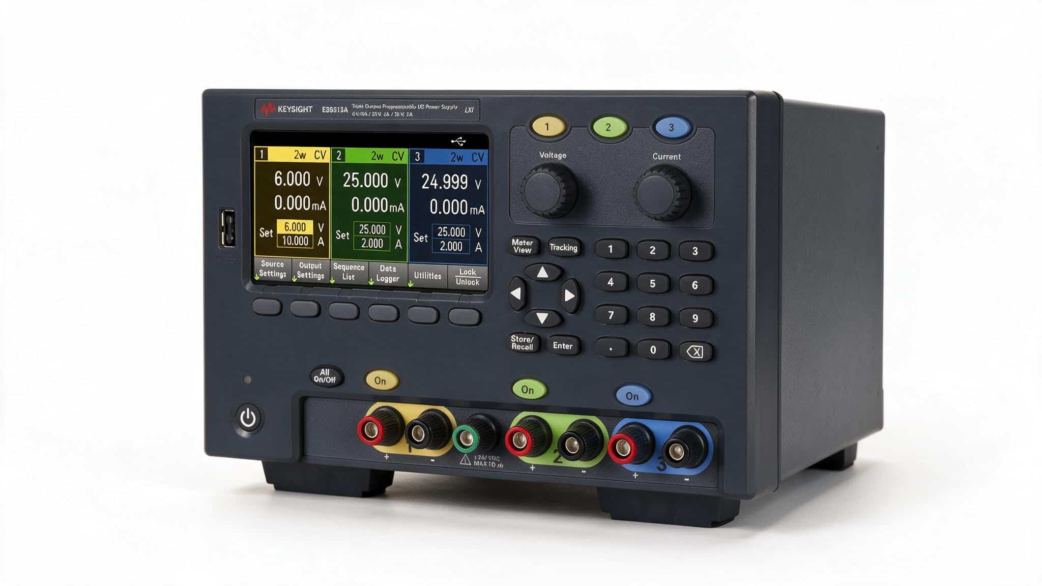 Bộ nguồn DC 3 ngõ ra Keysight E36313A góc nghiêng ba phần tư ảnh studio nền trắng