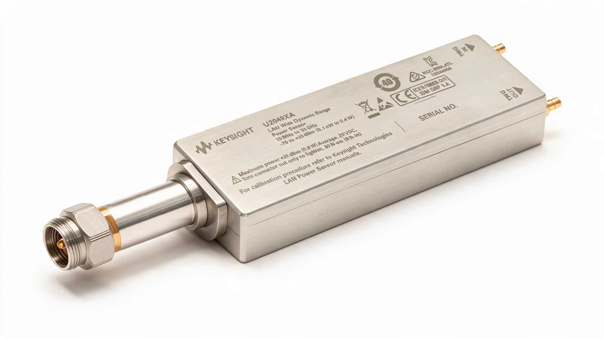 Cảm biến công suất dải động rộng Keysight U2049XA góc nghiêng ảnh studio nền trắng