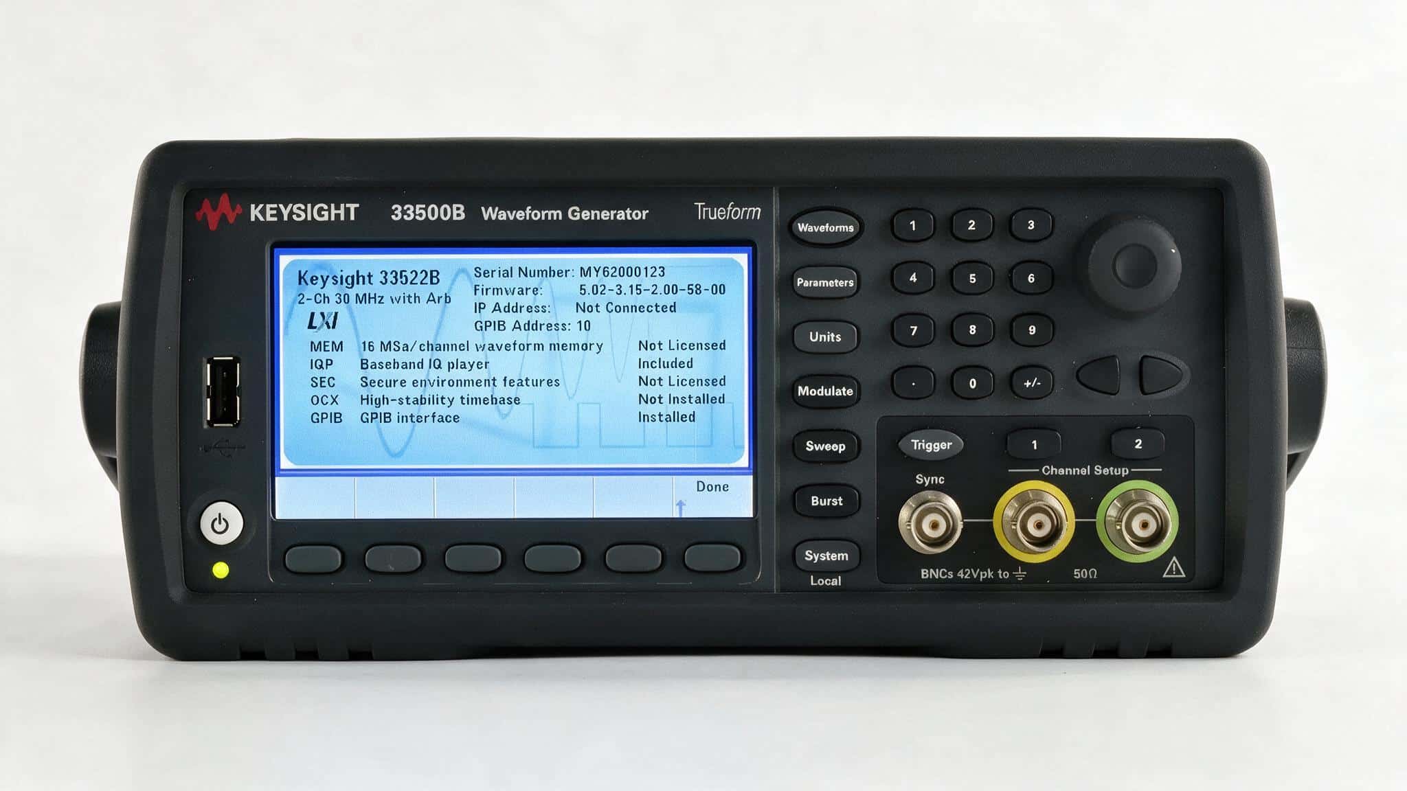 Máy phát hàm Trueform Keysight 33500B chính diện ảnh studio nền trắng