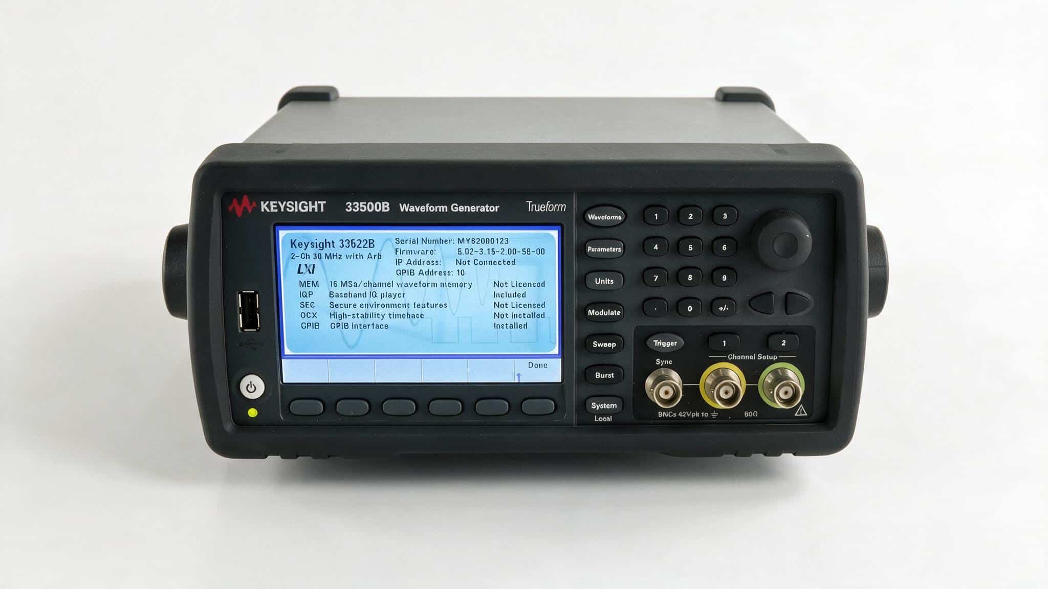 Keysight 33500B Trueform mặt máy với cổng ra kênh 1 kênh 2 và cổng Sync ảnh studio nền trắng