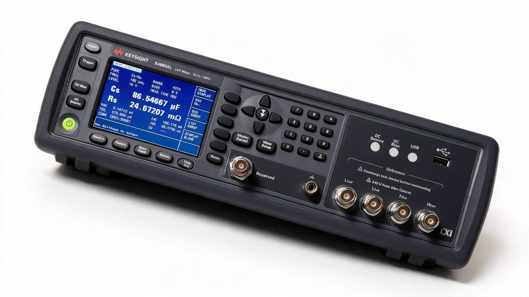 Keysight E4980AL cụm bốn cổng đo BNC và bàn phím nhìn từ trên cao ảnh studio nền trắng