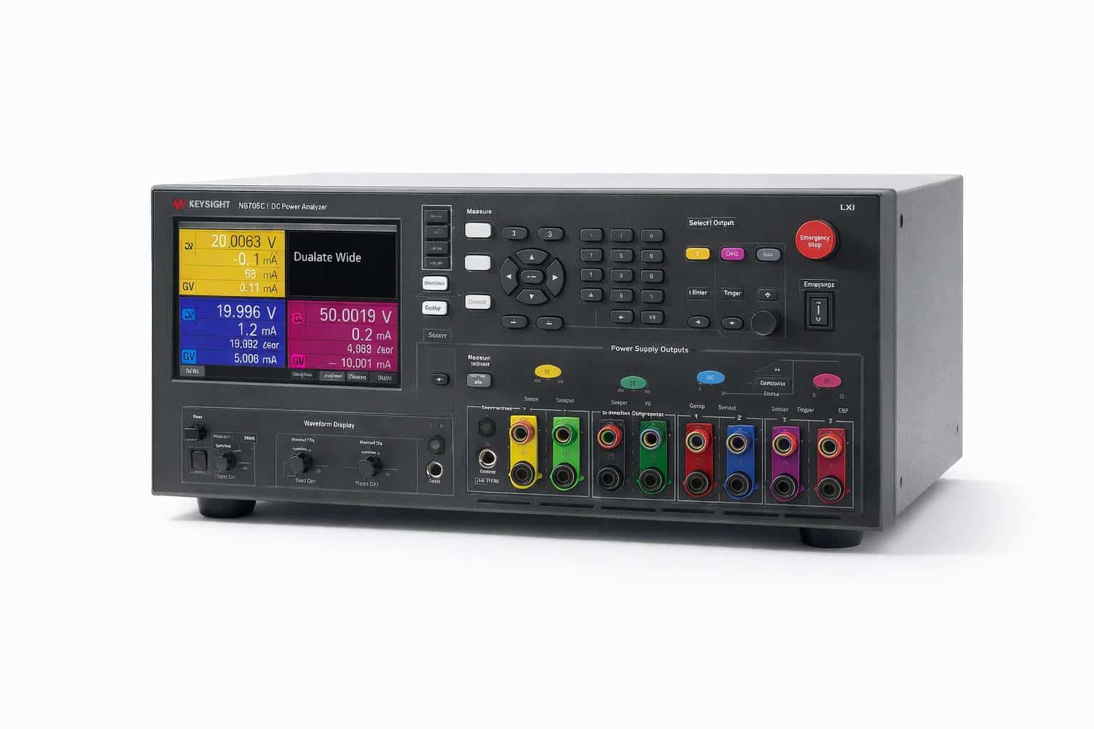 Máy phân tích nguồn DC Keysight N6705C góc nghiêng với bốn cụm đầu ra màu ảnh studio nền trắng