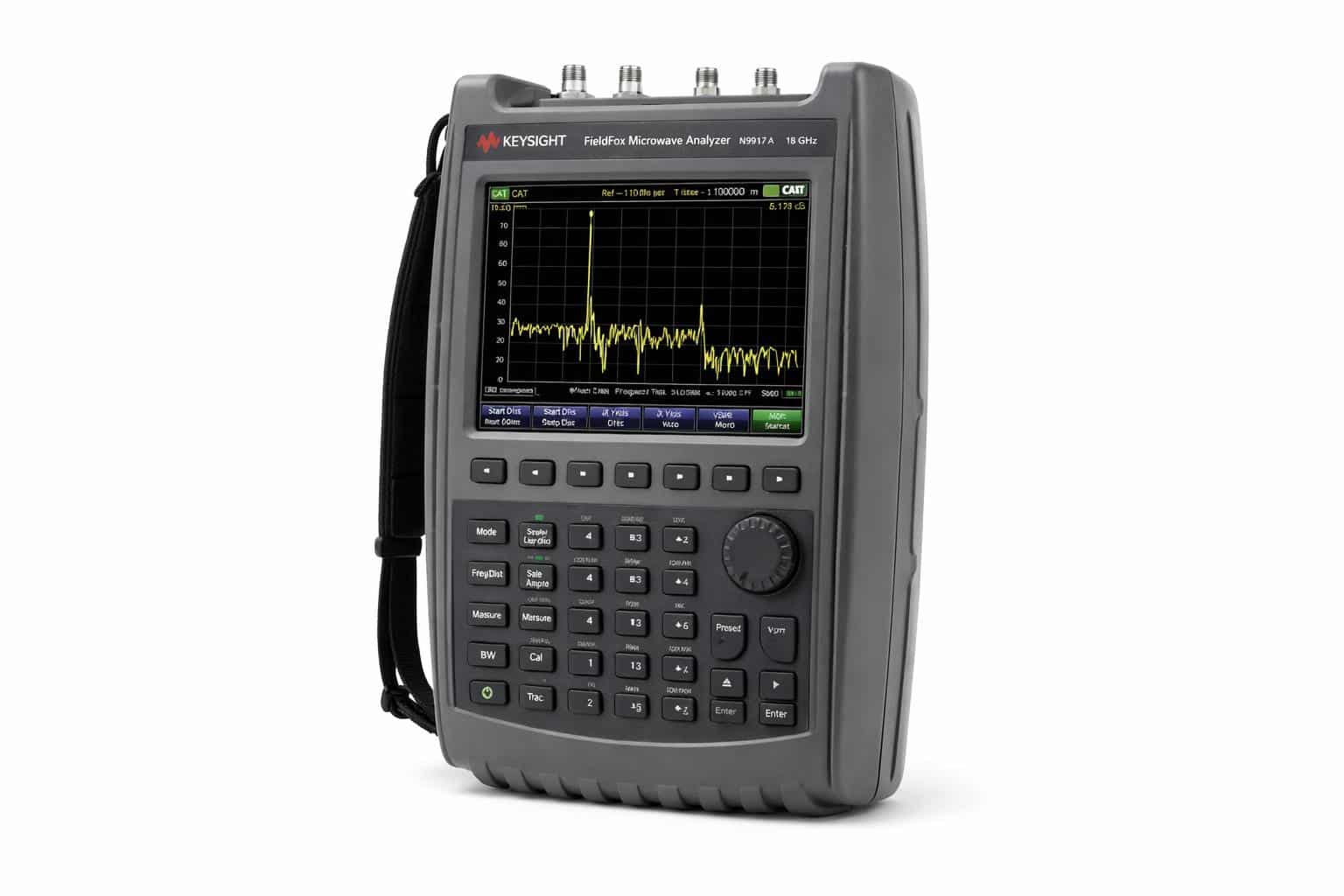 Máy phân tích vi sóng cầm tay Keysight N9917A FieldFox 18 GHz góc nghiêng ảnh studio nền trắng