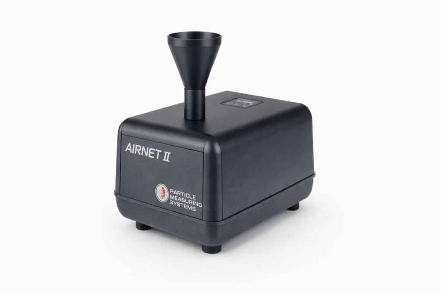 Cảm biến đếm hạt cố định dải 0,5 đến 10 micromet chụp studio nền trắng — thân nhựa đen dạng nêm nhỏ gọn, bốn chân đệm và đầu dò lấy mẫu đẳng động học hình côn màu đen trên nóc