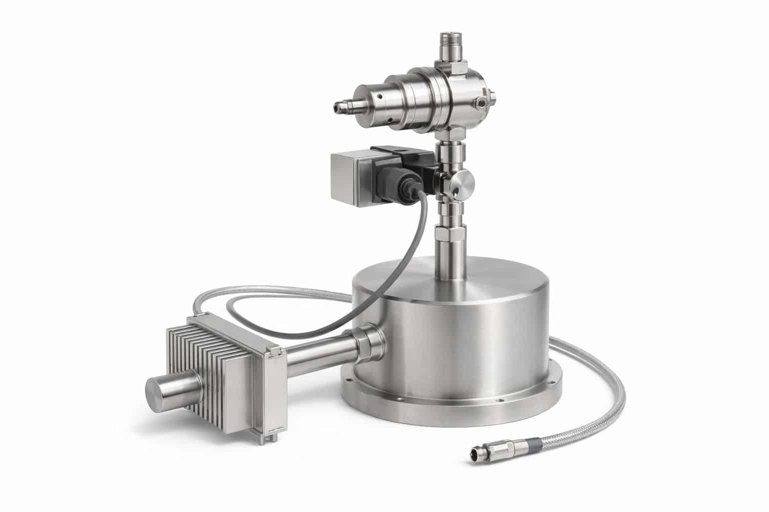 Bộ phụ kiện lấy mẫu khí nén bằng thép không gỉ chụp studio nền trắng — thân trụ dẹt có mặt bích, cụm van và bộ điều áp dựng đứng phía trên, khối tản nhiệt có cánh bên trái và ống mềm bọc lưới với đầu nối nhanh vòng xanh