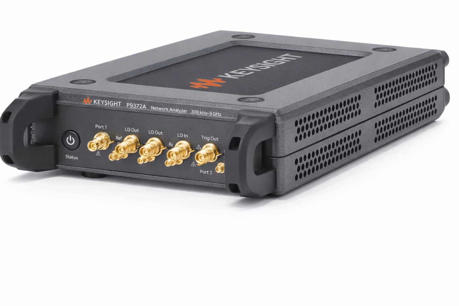 Máy phân tích mạng vector USB Keysight P9372A 300 kHz đến 9 GHz góc nghiêng ảnh studio nền trắng