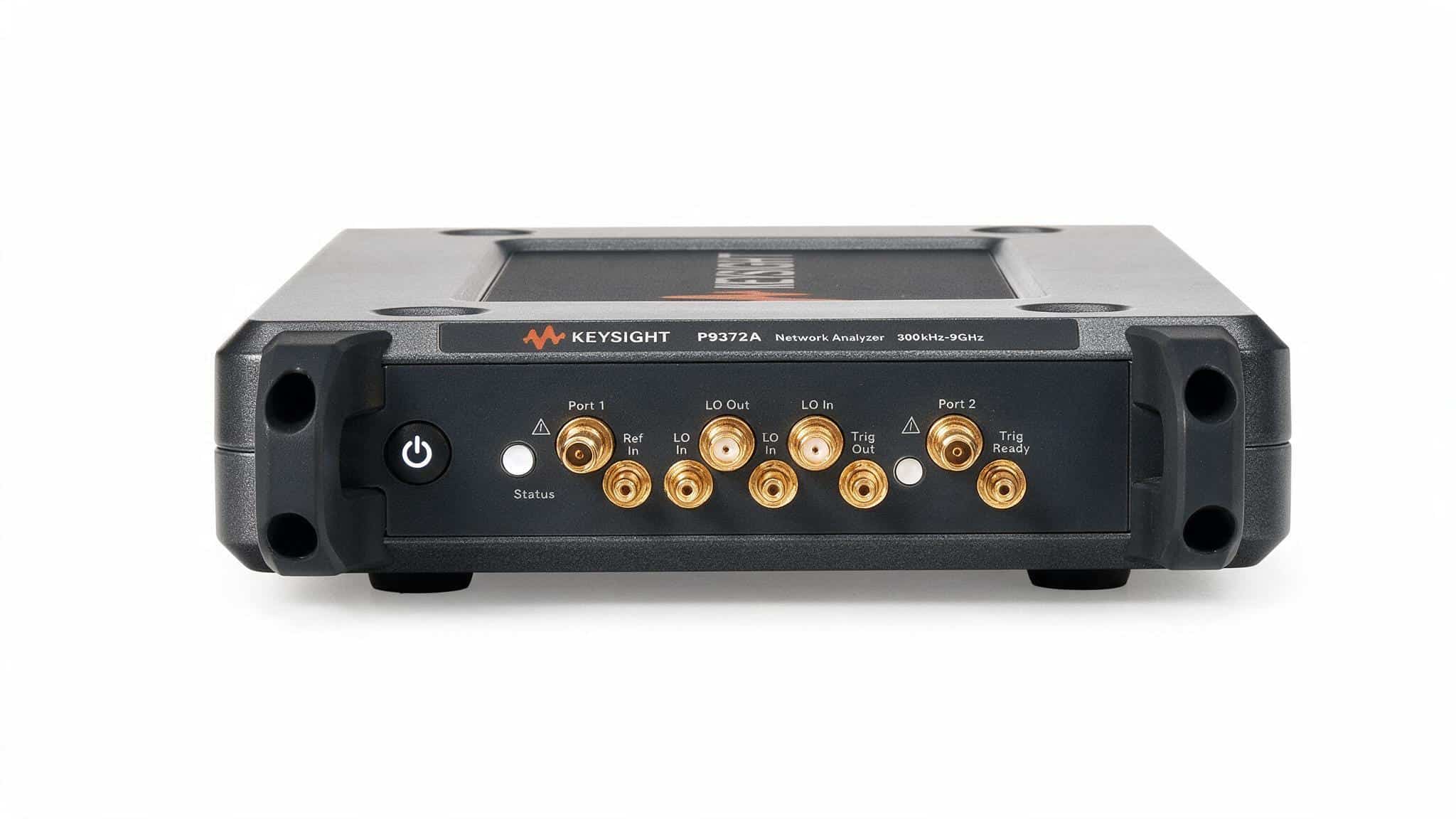 Máy phân tích mạng vector USB Keysight P9372A 300 kHz đến 9 GHz hai cổng chính diện ảnh studio nền trắng