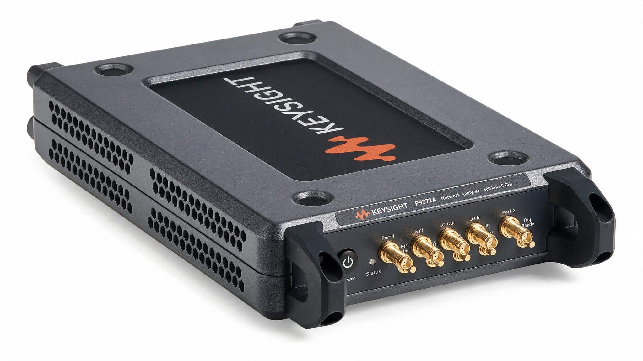 Mặt trên máy phân tích mạng vector USB Keysight P9372A với logo Keysight và lưới tản nhiệt nhìn từ trên cao ảnh studio nền trắng
