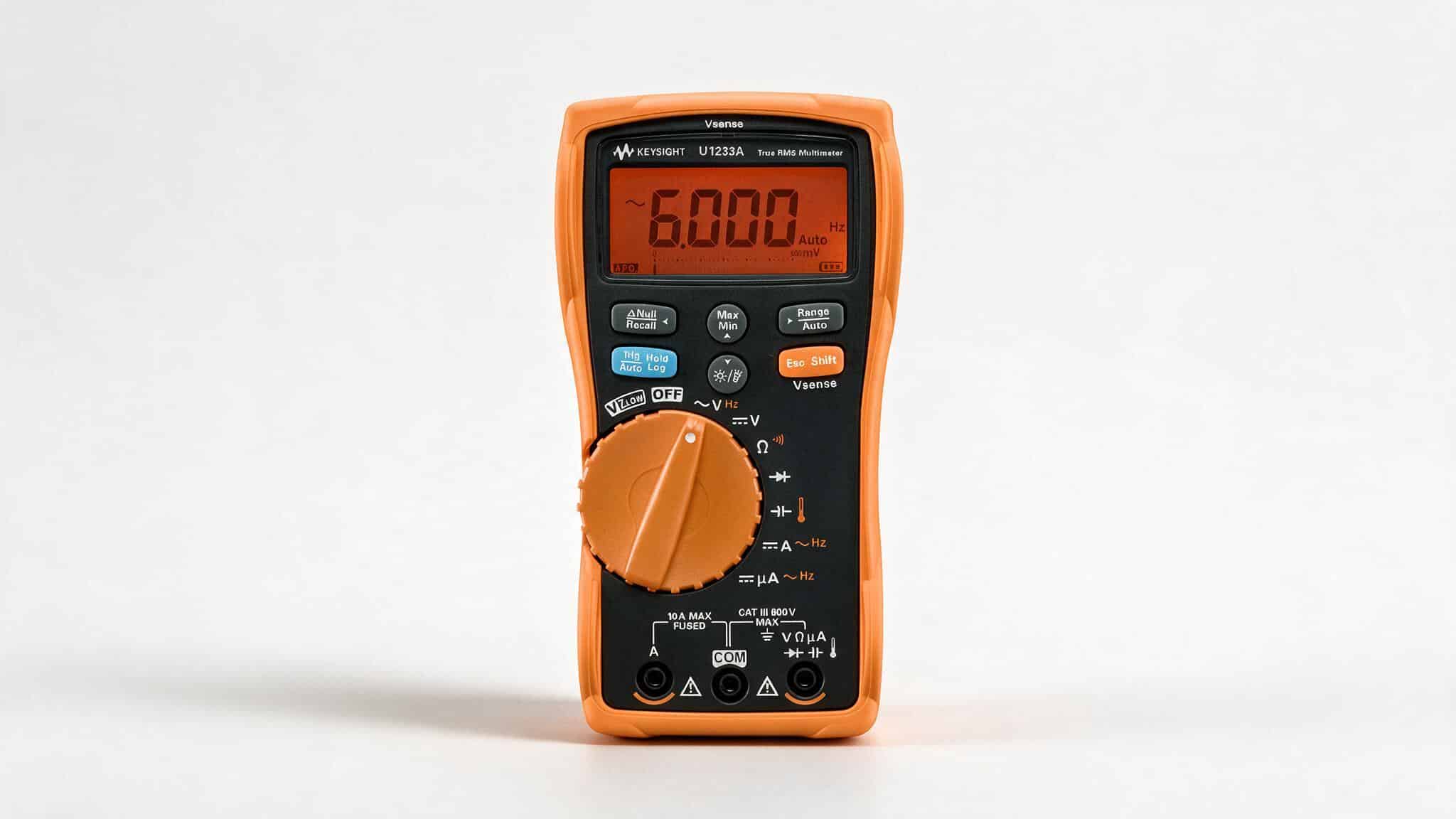 Đồng hồ vạn năng cầm tay Keysight U1233A 6000 count với vỏ bảo vệ cam chính diện ảnh studio nền trắng