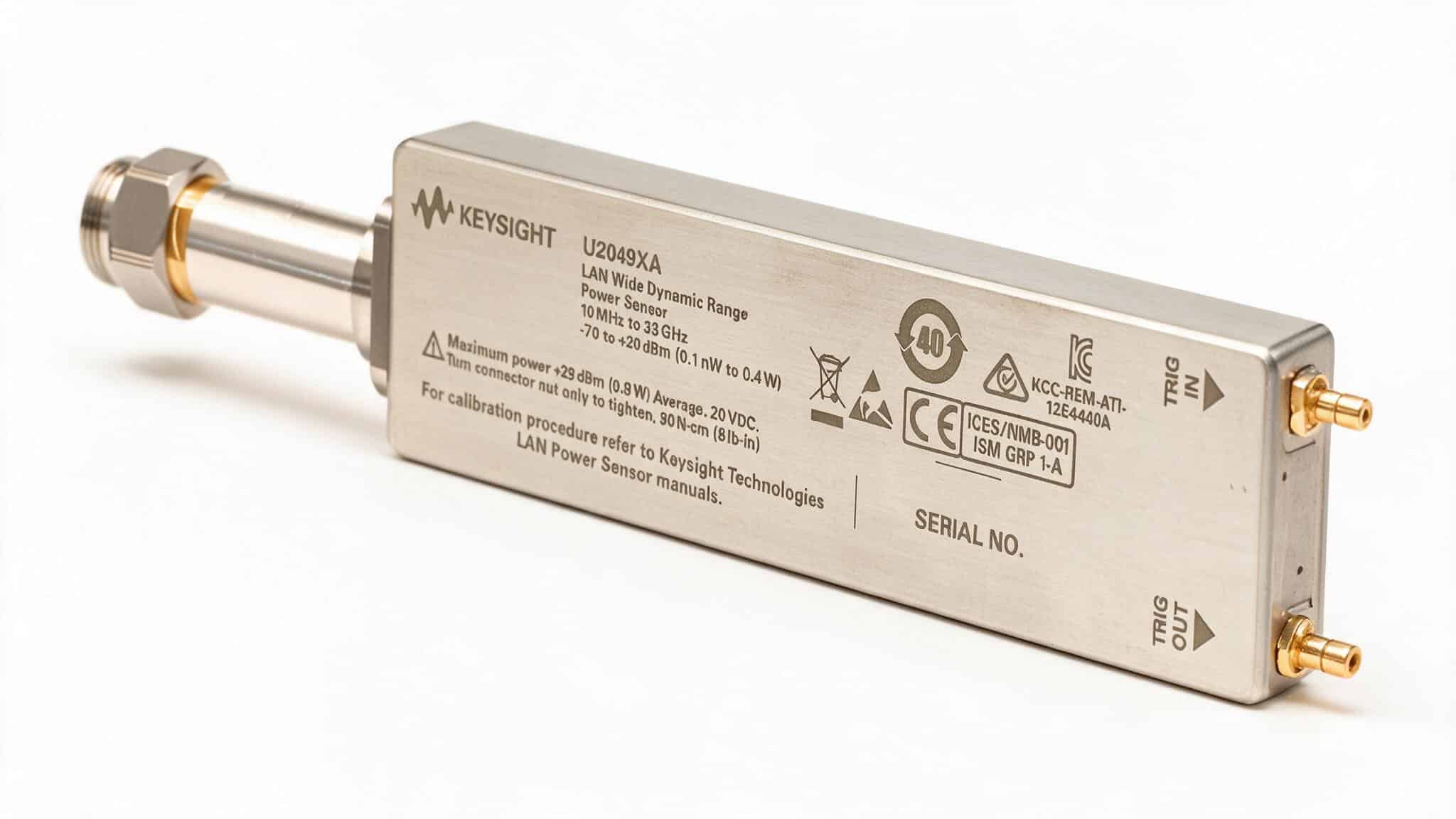 Cảm biến công suất Keysight U2049XA góc nghiêng cho thấy đầu nối đồng trục 3,5 mm và hai cổng TRIG IN TRIG OUT ảnh studio nền trắng