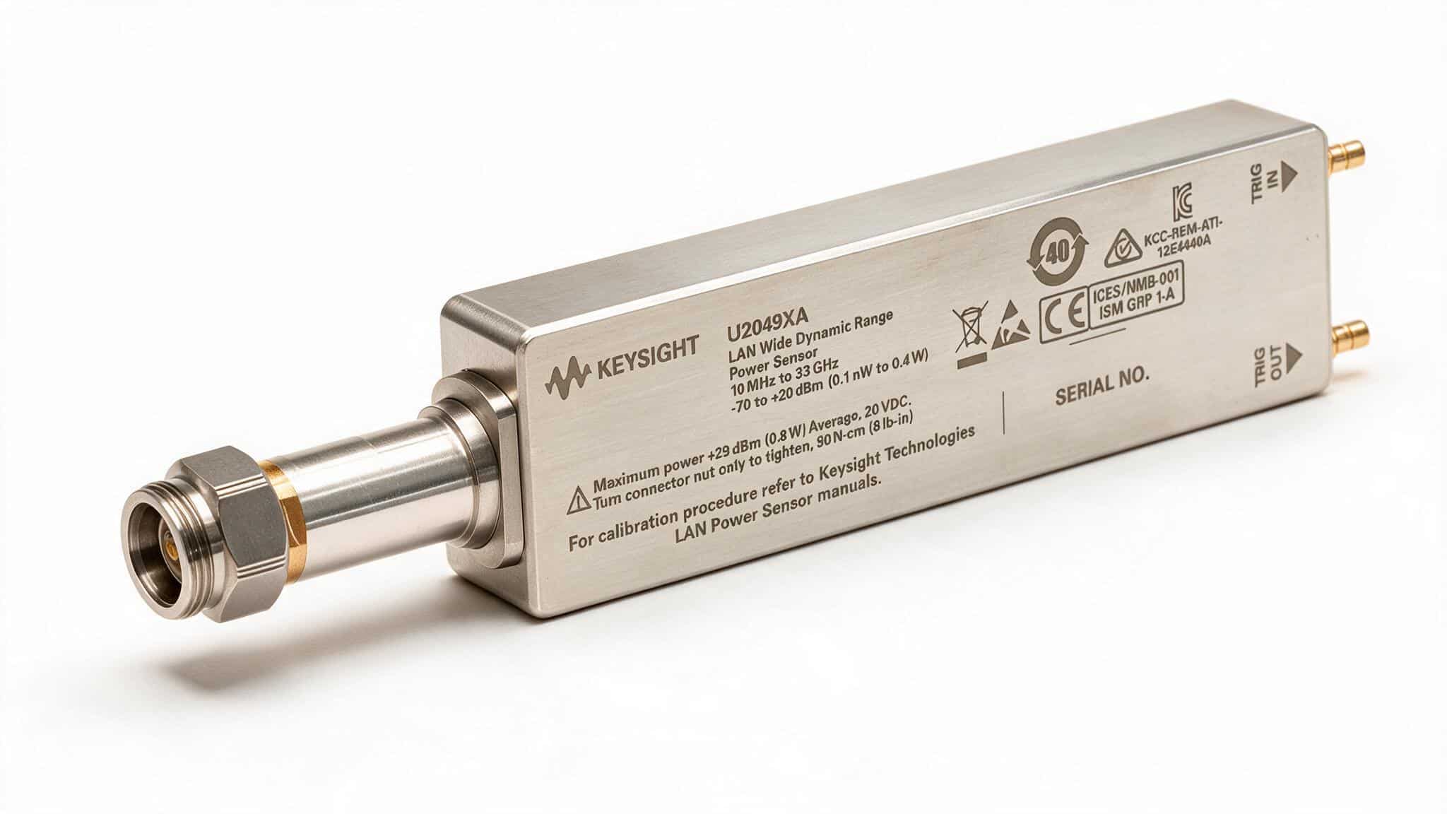 Mặt khắc laser cảm biến công suất Keysight U2049XA ghi dải tần 10 MHz đến 33 GHz và dải công suất −70 đến +20 dBm nhìn từ trên cao ảnh studio nền trắng