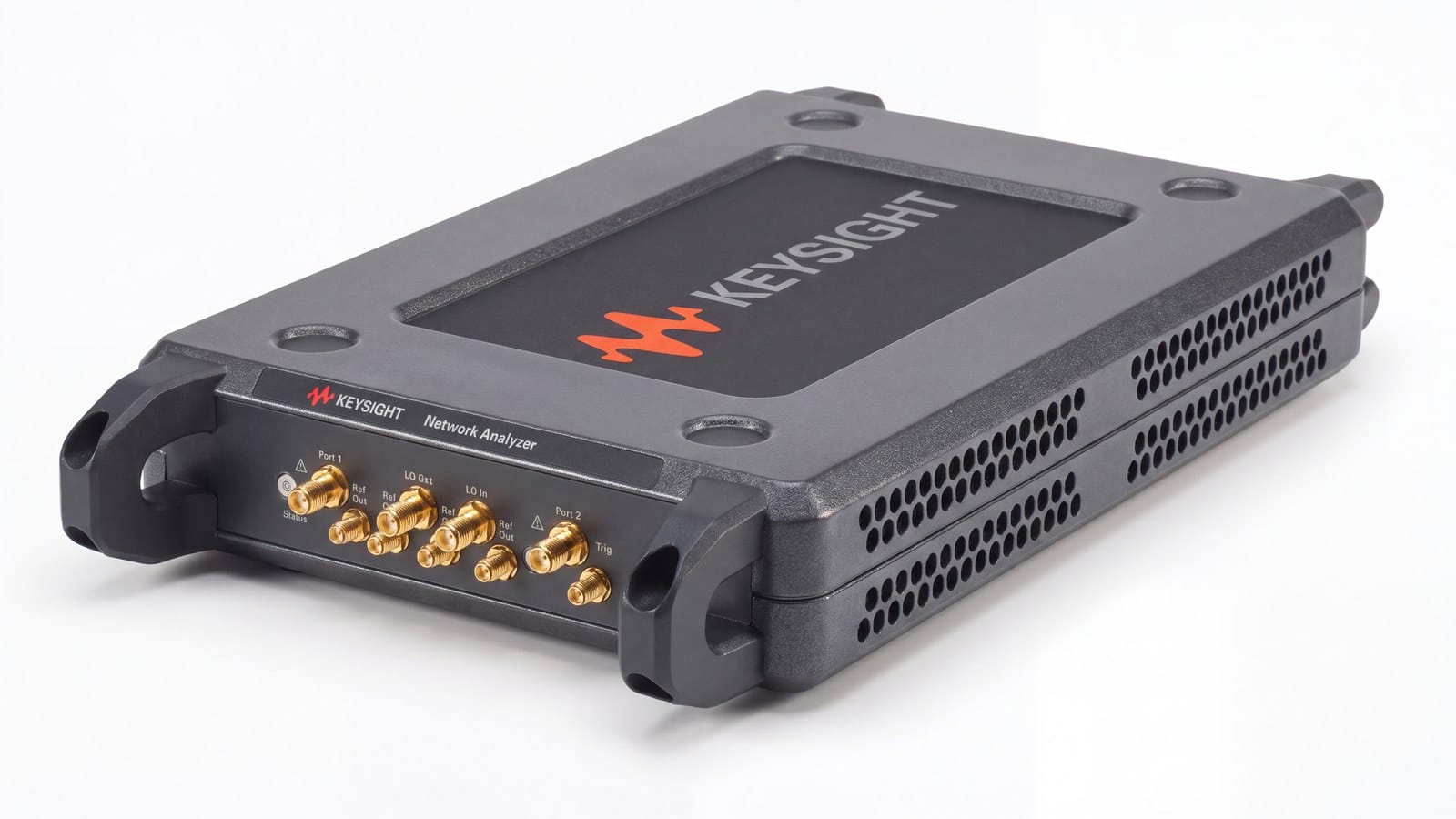 Máy phân tích mạng vector USB Keysight P9375A góc nghiêng phía đối diện cho thấy lưới tản nhiệt và bumper góc ảnh studio nền trắng
