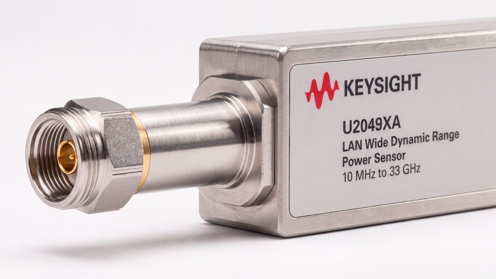 Cận cảnh đầu nối 3,5 mm và mặt khắc laser của cảm biến công suất Keysight U2049XA ảnh studio nền trắng