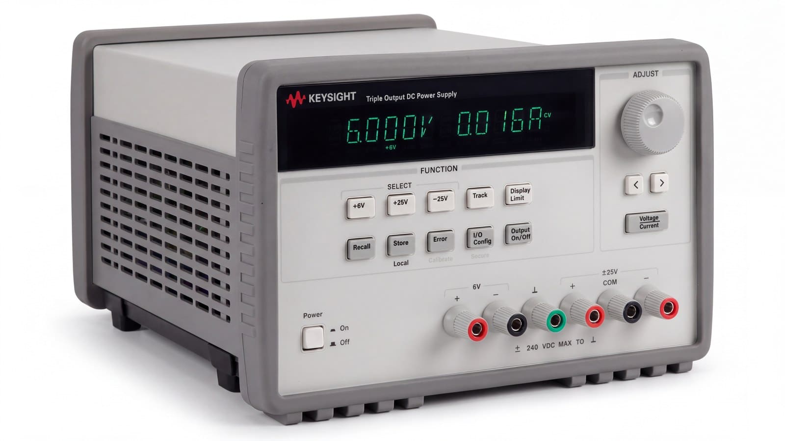 Bộ nguồn DC Keysight E3631A góc nghiêng cao cho thấy khe tản nhiệt hông máy và sáu cọc đấu ảnh studio nền trắng