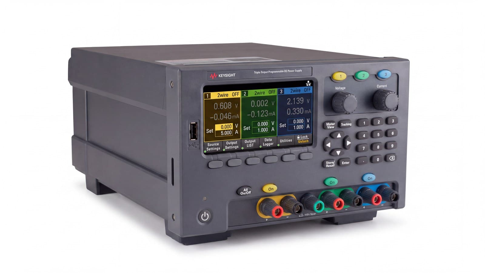 Bộ nguồn DC Keysight E36312A góc nghiêng thứ hai cho thấy chiều sâu thân máy và cụm phím số ảnh studio nền trắng