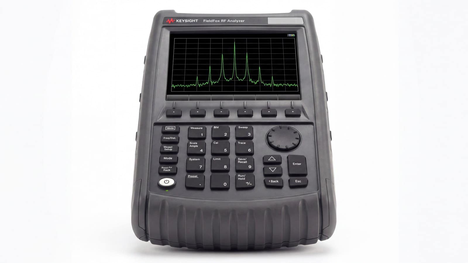 Cận cảnh mặt trước máy phân tích RF cầm tay FieldFox Keysight N9913A hiển thị đồ thị phổ ảnh studio nền trắng