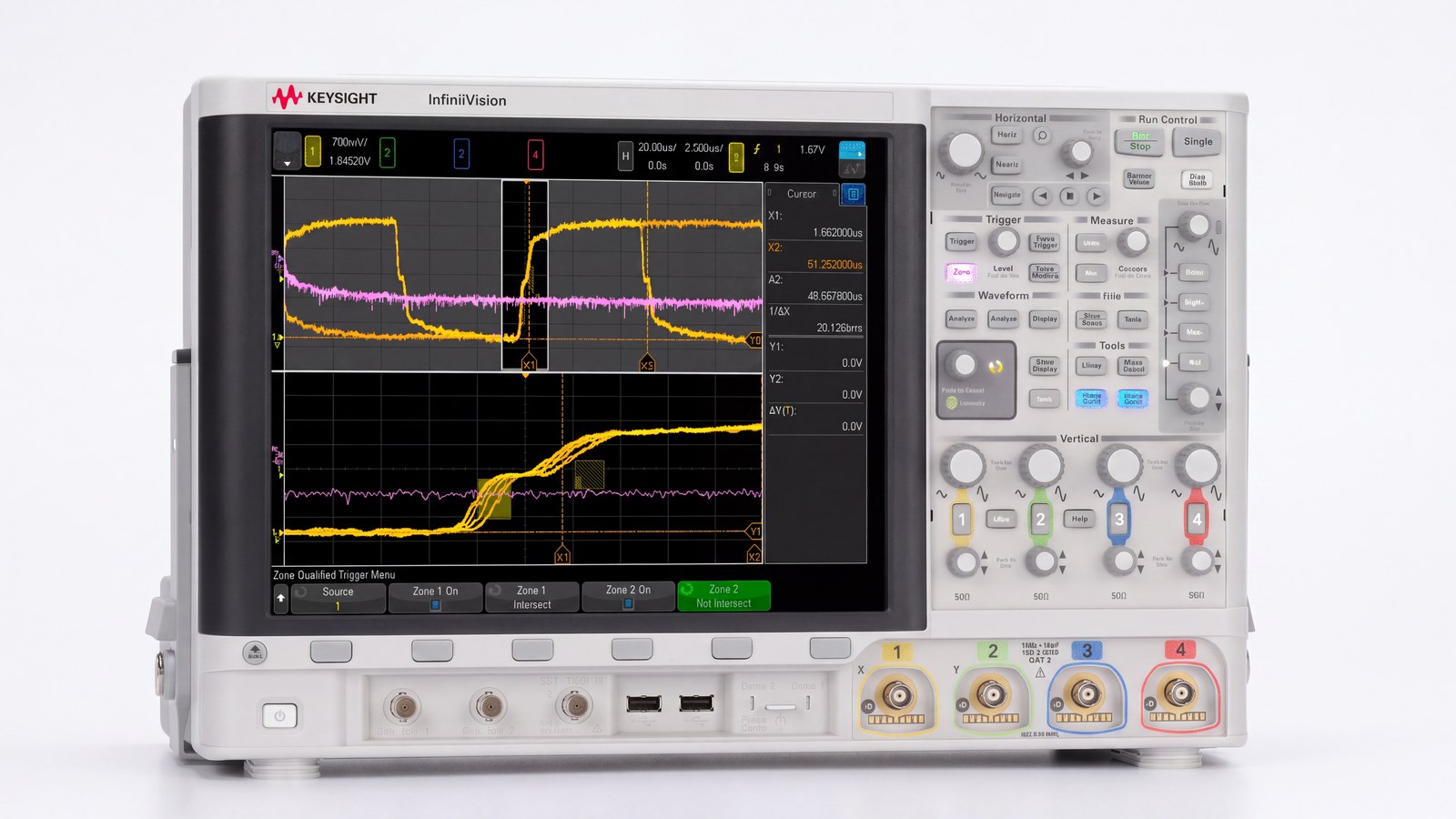 Máy hiện sóng Keysight DSOX4054A InfiniiVision góc nghiêng thứ hai cho thấy độ dày thân máy và bốn cổng BNC ảnh studio nền trắng