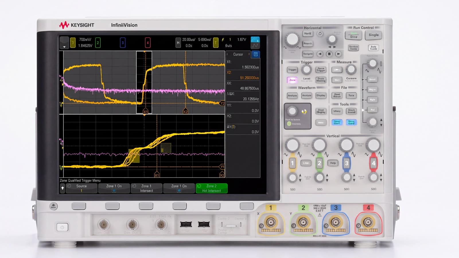 Cận cảnh mặt trước máy hiện sóng Keysight DSOX4054A với màn hình cảm ứng 12,1 inch hiển thị bốn kênh ảnh studio nền trắng