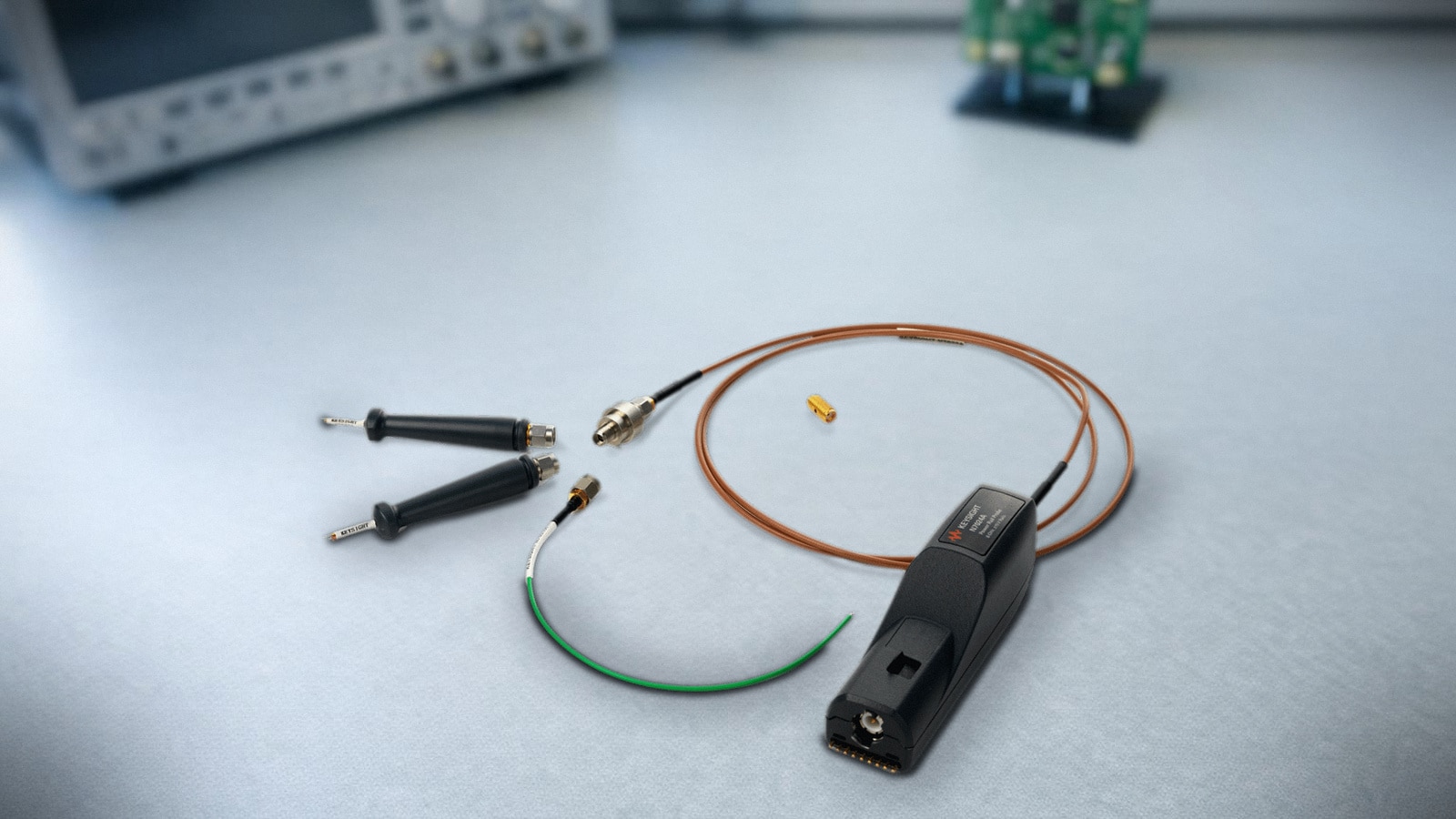 Bộ đầu dò power rail Keysight N7024A trên bàn thí nghiệm R&D cạnh máy hiện sóng và bo mạch mẫu