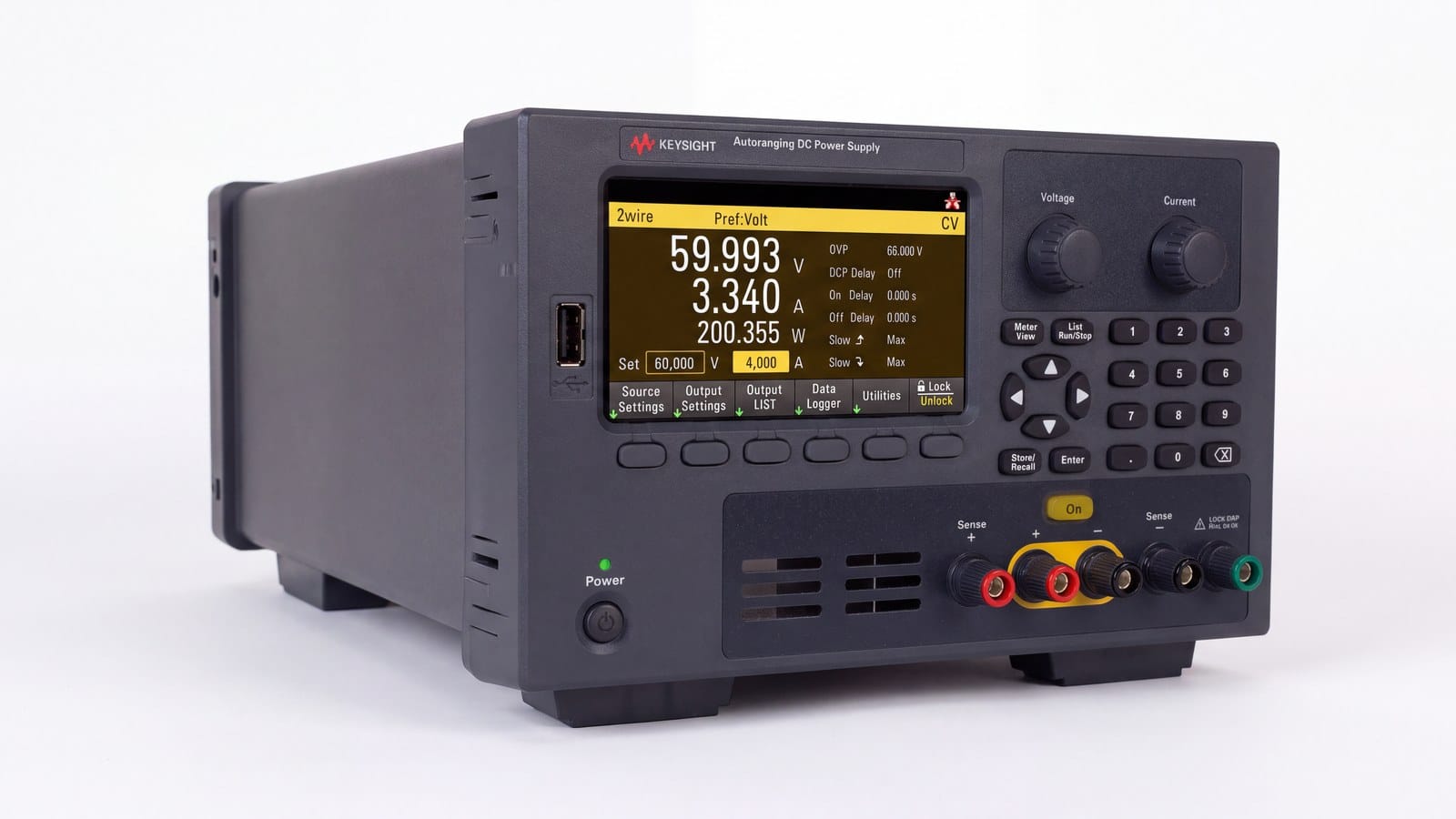 Bộ nguồn DC Keysight E36232A góc nghiêng cho thấy chiều sâu thân máy và cọc đấu đầu ra
