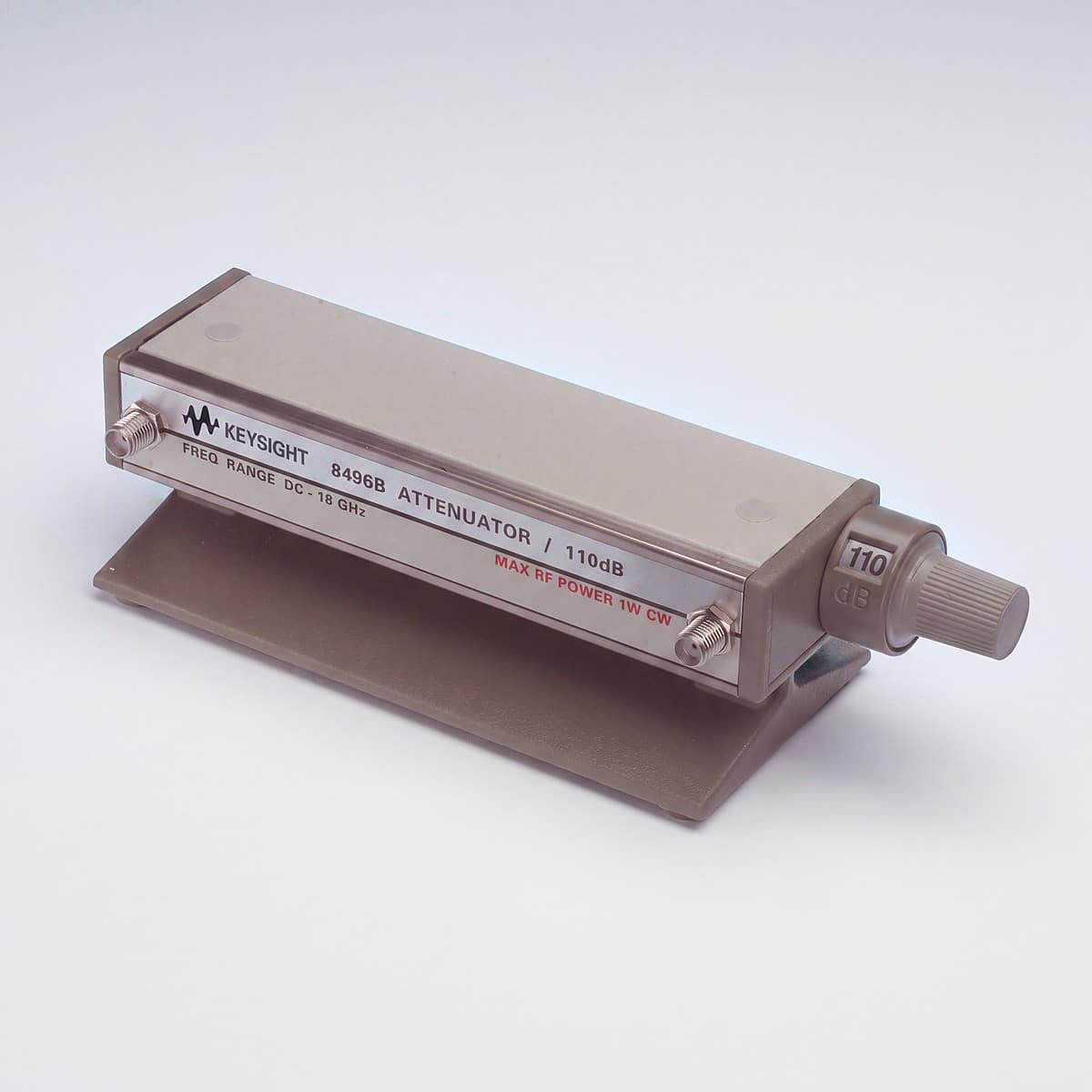 Bộ suy hao bước Keysight 8496B trên giá nghiêng, dải 0 đến 110 dB bước 10 dB, dải tần DC đến 18 GHz
