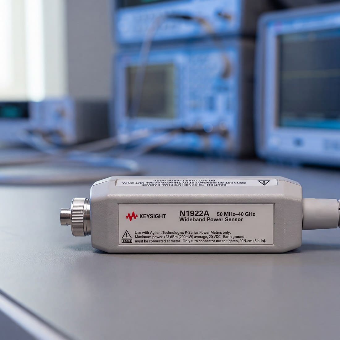 Cảm biến công suất đỉnh Keysight N1922A trong phòng lab đo kiểm RF