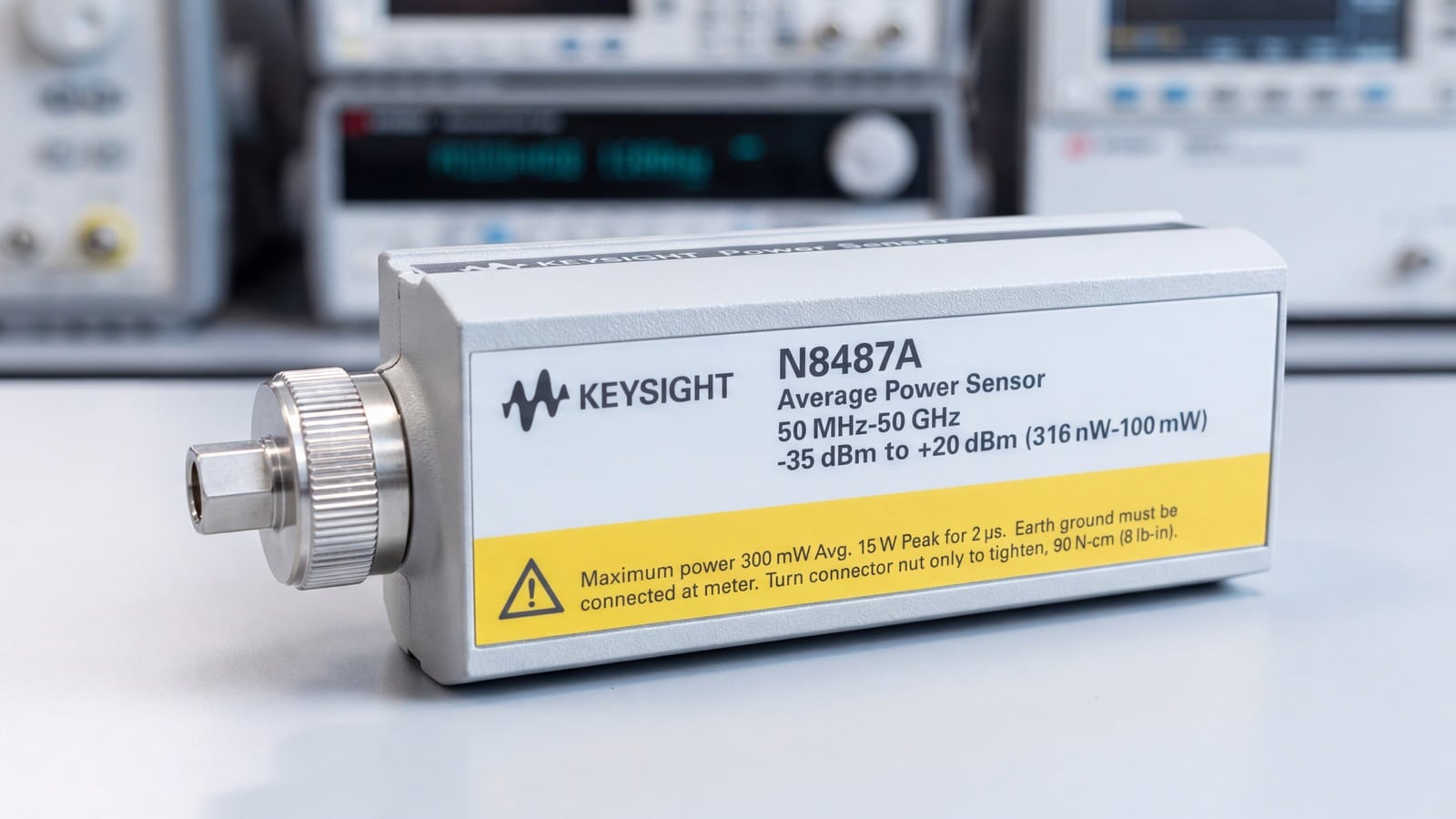 Cảm biến công suất nhiệt điện Keysight N8487A trên bàn phòng hiệu chuẩn RF