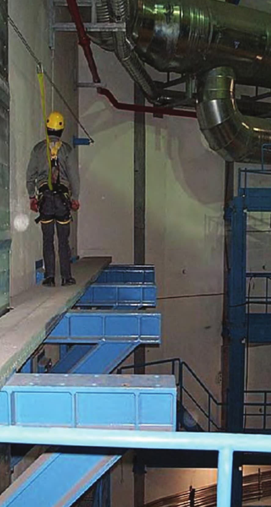 Người lao động dùng dây chống sốc móc vào tuyến dây an toàn ngang trong nhà máy
