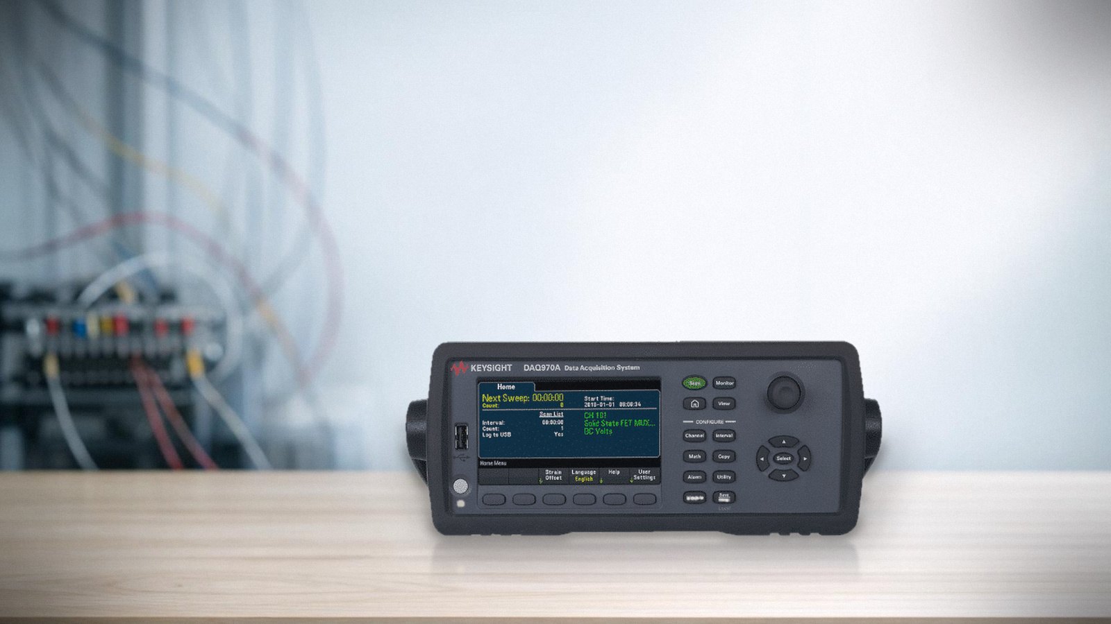 Keysight DAQ970A giám sát cảm biến nhiệt độ và điện áp trên bàn thí nghiệm