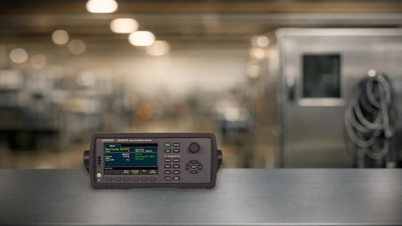 Trạm thu thập dữ liệu Keysight DAQ970A cạnh buồng thử nghiệm trong nhà máy điện tử