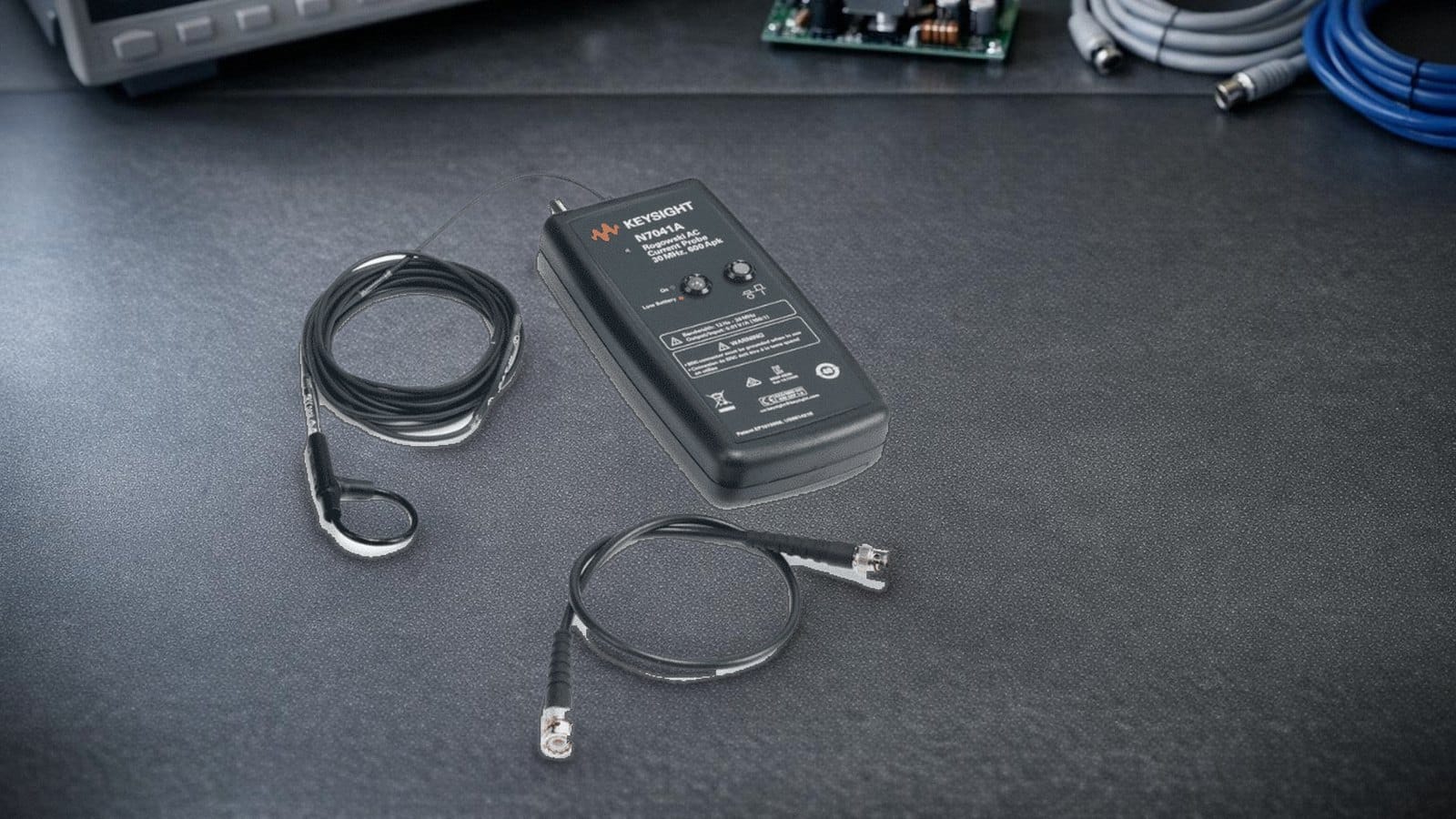 Đầu dò dòng Rogowski Keysight N7041A trên bàn thí nghiệm điện tử công suất