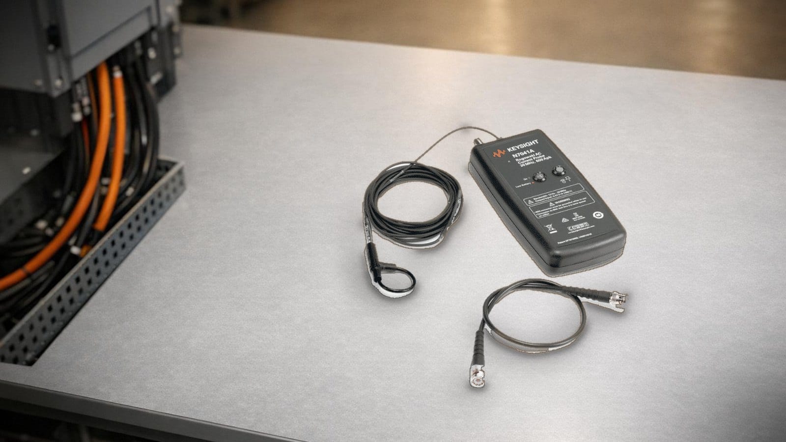 Đầu dò dòng Keysight N7041A tại trạm đo tủ biến tần trong nhà máy điện tử