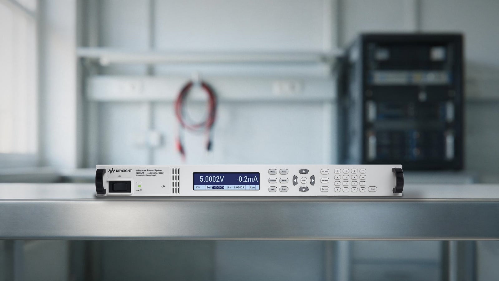 Hệ nguồn APS Keysight N7952A 1 kW khổ 1U trên bàn thử nghiệm điện tử