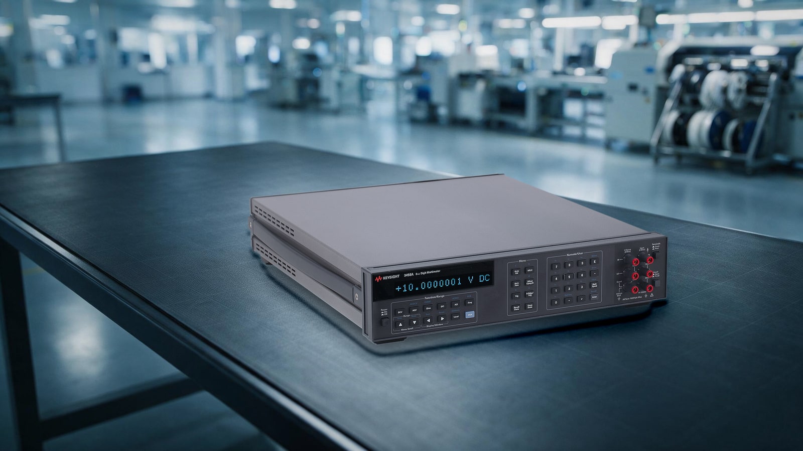 Keysight 3458A đặt trên mặt bàn kỹ thuật tại khu vực kiểm tra của nhà máy điện tử