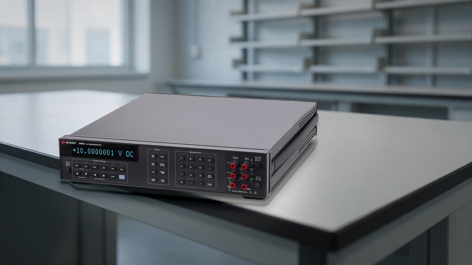 Đồng hồ vạn năng Keysight 3458A đặt trên bàn thí nghiệm trong phòng đo lường