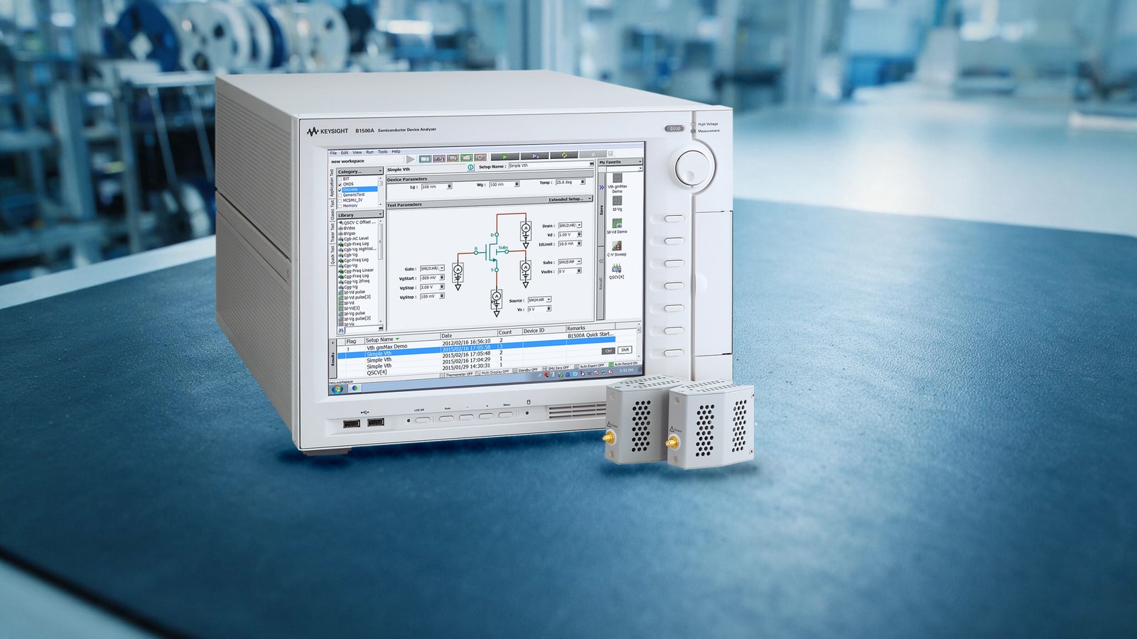 Keysight B1500A và hai khối ASU đặt trên thảm chống tĩnh điện trong nhà máy điện tử — đo đặc tính linh kiện bán dẫn tại dây chuyền