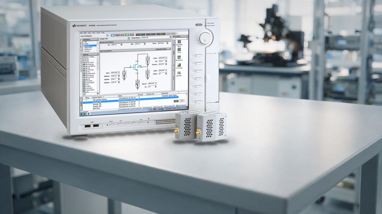 Keysight B1500A và hai khối ASU đặt trên bàn thí nghiệm đặc trưng hóa linh kiện bán dẫn