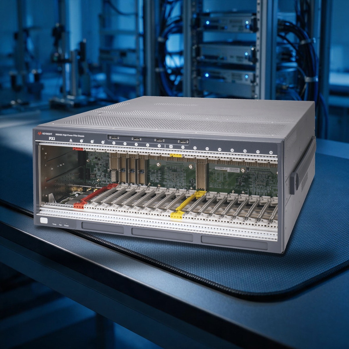 Khung máy PXIe Keysight M9046A trên thảm ESD trong phòng hiệu chuẩn, xả gió lên nóc nên phải chừa 1U trống phía trên
