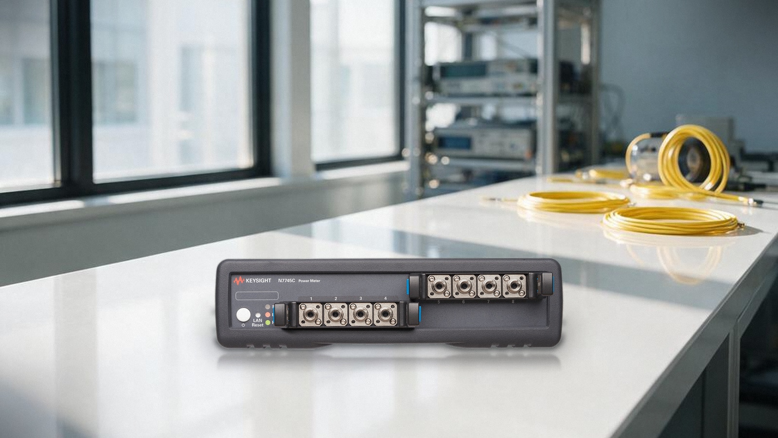 Máy đo công suất quang đa cổng Keysight N7745C trên bàn thí nghiệm quang tử với cuộn sợi quang