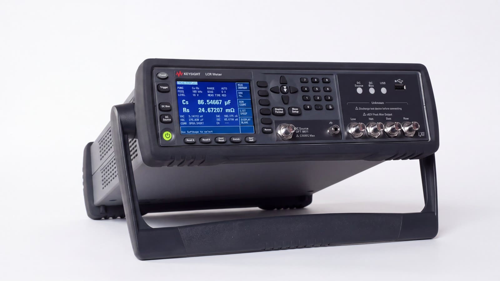 Máy đo LCR Keysight E4980A trên giá nghiêng với bốn cực đo BNC