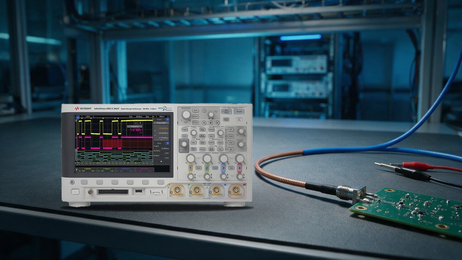 Máy hiện sóng InfiniiVision 4 kênh trên bàn lab R&D điện tử ánh sáng ban ngày