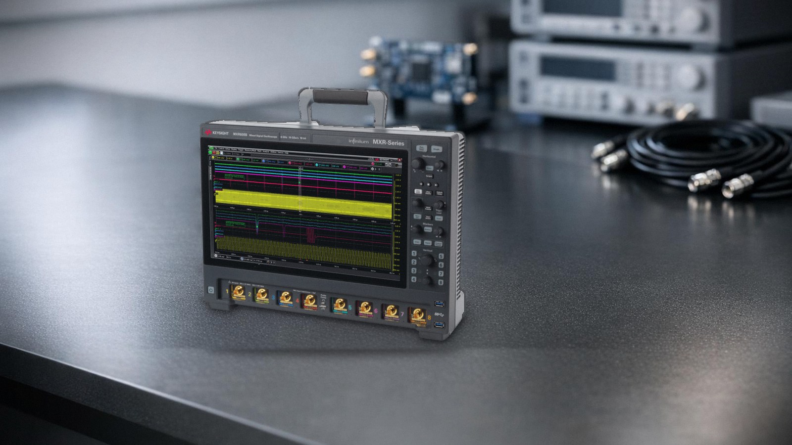 Máy hiện sóng Keysight MXR608B trên bàn thí nghiệm thiết kế số tốc độ cao