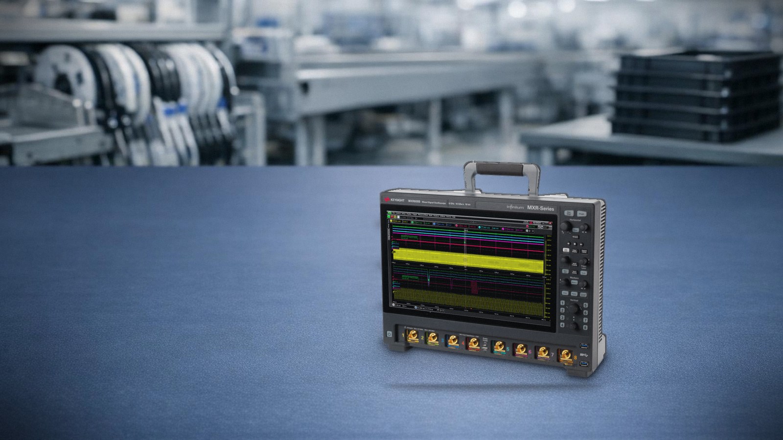 Máy hiện sóng băng thông cao Keysight MXR608B trên bàn đo trong nhà máy điện tử