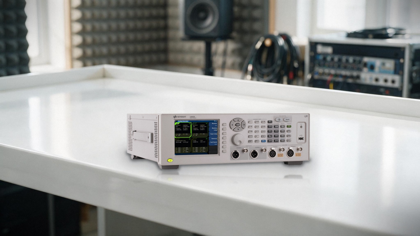 Máy phân tích âm thanh Keysight U8903B trên bàn thí nghiệm điện thanh học phục vụ đo kiểm chất lượng âm thanh