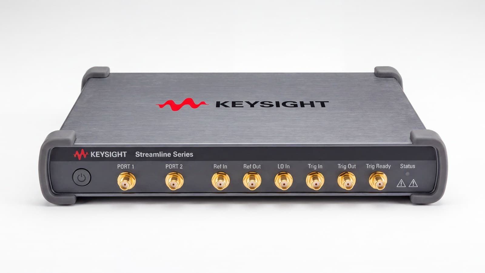 Mặt trước Keysight P9375A với các cổng đo đồng trục và nút nguồn