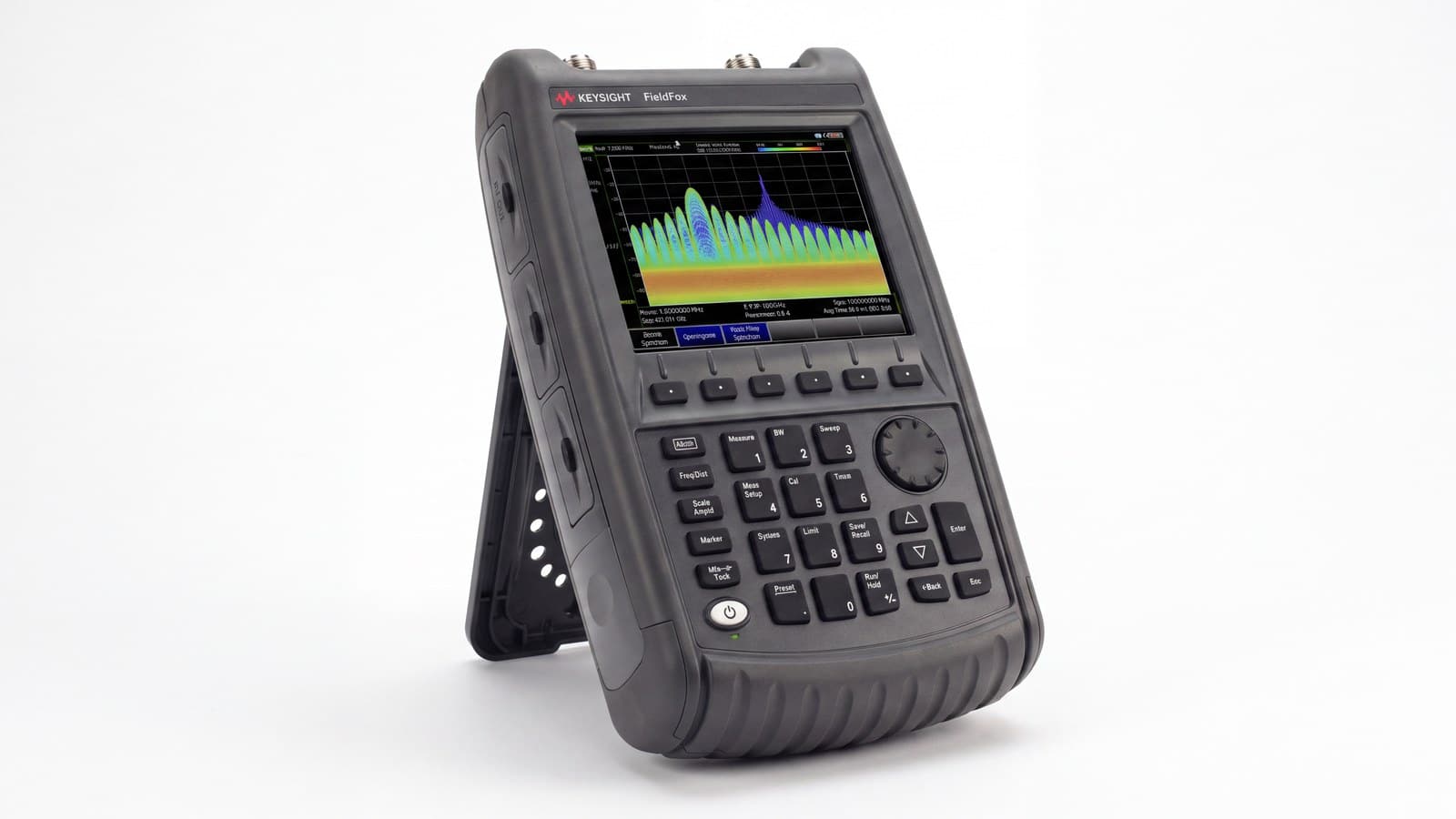 Máy phân tích RF cầm tay FieldFox Keysight N9913A 4 GHz, ảnh phối cảnh studio nền trắng
