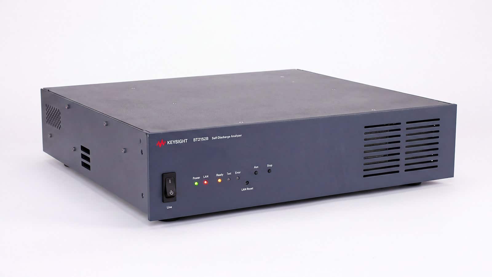 Máy phân tích tự phóng Keysight BT2152B nhìn góc 3/4 trên nền studio trắng
