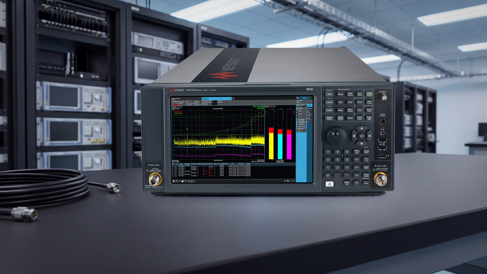 Máy thu đo EMI Keysight N9038B trên bàn đo RF cạnh tủ rack thiết bị